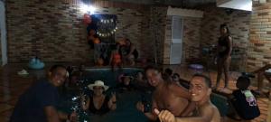 un grupo de personas en una piscina en Posada Estrella del alba, en Caraballeda