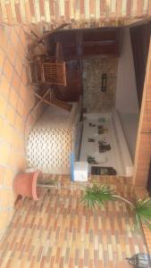 Vista de una cocina en una casa de muñecas en Posada Estrella del alba, en Caraballeda