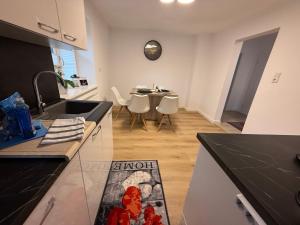 een keuken met een spoelbak en een tafel met stoelen bij Ferienwohnungen Bella in Reutte +32 foto's