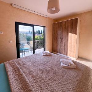 波德戈里察Apartments Aerodrom的卧室里有一张床，床上放着两条毛巾。