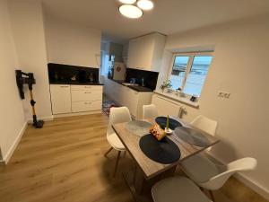 een keuken en eetkamer met een tafel en stoelen bij Ferienwohnungen Bella in Reutte