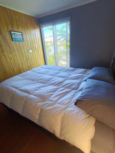 Ένα ή περισσότερα κρεβάτια σε δωμάτιο στο Tu Refugio Quellon +5 φωτογραφίες