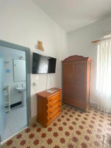 Habitación con baño con tocador y lavabo. en Tranvía Beach House, en Chipiona