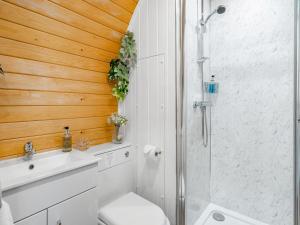 StraitonにあるFreedom Fields - Bluebellのシャワー、トイレ、洗面台を備えたバスルーム +4枚の写真