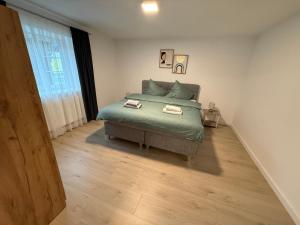 een slaapkamer met een bed en een groot raam bij Ferienwohnungen Bella in Reutte