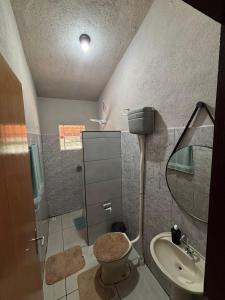 un bagno con doccia, WC e lavandino di Cantinho do sossego a Socorro Altre 29 foto