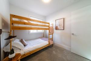 Ένα ή περισσότερα κρεβάτια σε δωμάτιο στο 9BDRM Chic Luxury Retreat-Hot Tub-BBQ-Sleeps 23! +124 φωτογραφίες