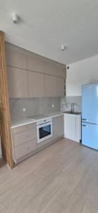 ブスコ・ズドロイにあるSłoneczny Ogródekのキッチン(白い家電製品、冷蔵庫付)