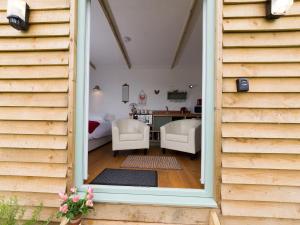 ウートン・ブリッジにあるRosemaryのリビングルームに面したドア付きの部屋