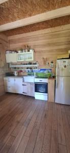 y cocina con fogones blancos y nevera. en Mała Bośnia, en Bystrzyca Kłodzka