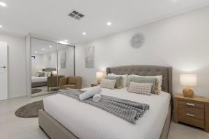 Ένα ή περισσότερα κρεβάτια σε δωμάτιο στο Lakeside Luxury Buff Point