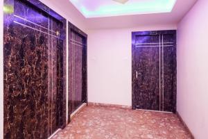 ダンバードにあるHotel O Swastik regency Kusunda Junctionの黒大理石の部屋のドア2つ