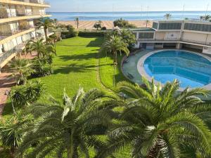 Bazén v ubytování Gandia Tropicana Suite nebo v jeho okolí