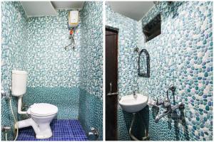 ダンバードにあるHotel O Swastik regency Kusunda Junctionのバスルーム(トイレ、洗面台付)の写真2枚