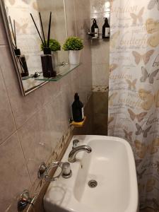 a bathroom with a white sink and a mirror at Arena Duplex in Necochea