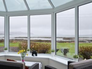 een kamer met ramen met uitzicht op de oceaan bij Isle View - 28284 in Broadford