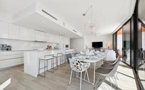 パーム・ビーチ・ショアーズにあるCozy Three-Bedroom Waterfront Apartment with Scenic Viewsのテーブルと椅子のあるキッチンとダイニングルーム