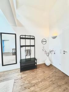 Zimmer mit einem Spiegel und einer Vase mit Blumen in der Unterkunft Auszeit im Chiemgau, Ferienwohnungen in Rottau + 20 Fotos