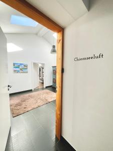 eine offene Tür zu einem Raum mit einem Schild an der Wand in der Unterkunft Auszeit im Chiemgau, Ferienwohnungen in Rottau