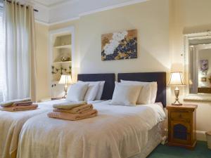 En eller flere senge i et værelse på Helens Lea + 7 billeder