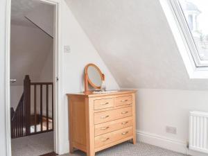vestidor con espejo y tocador en The Coach House - Uk41070, en Wootton Bridge