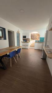 a kitchen and dining room with a wooden table and chairs at Lagarto Playas Majoreras in Las Playas