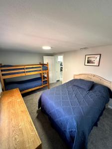 Ένα ή περισσότερα κρεβάτια σε δωμάτιο στο Lakefront Escape Dock Fire Pit Sleeps 14