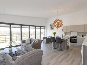 ein großes Wohnzimmer mit einer Küche und einem Wohnzimmer in der Unterkunft The Hideaway -Ukc3844 in Ticknall