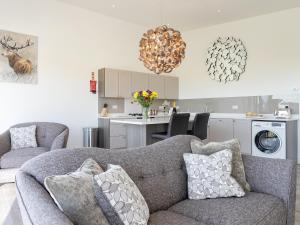 ein Wohnzimmer mit Couch und Küche in der Unterkunft The Hideaway -Ukc3844 in Ticknall