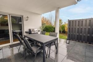 メンディヒにあるVulkan-Suiteのダイニングルーム(テーブル、椅子付)