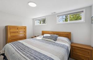 Ένα ή περισσότερα κρεβάτια σε δωμάτιο στο Lakefront Escape Dock Fire Pit Sleeps 14 +51 φωτογραφίες