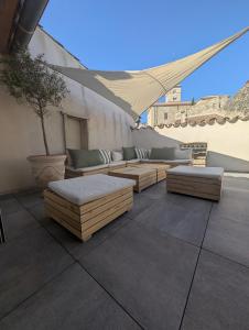 um grupo de bancos em um pátio em LE ROOFTOP PROVENÇAL em Taulignan mais 61 fotografias