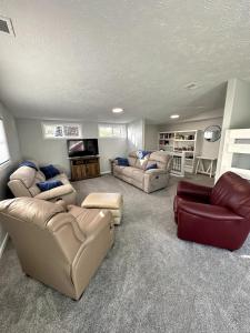 Χώρος καθιστικού στο Lakefront Escape Dock Fire Pit Sleeps 14