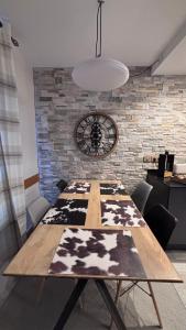 ein Konferenzraum mit einem Tisch und einer Backsteinwand in der Unterkunft Arc1950 Prince Des Cimes appt 4-5 pers ski in out piscine intérieure in Arc 1950