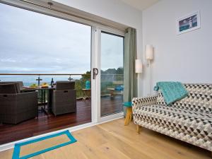 ブリクサムにあるCurlew 4 - The Coveのリビングルーム(大きなスライド式ガラスドア付)