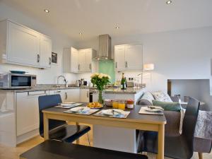 ブリクサムにあるCurlew 4 - The Coveのキッチン、ダイニングルーム(花のテーブル付) +9枚の写真