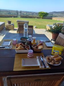 カスティリオーネ・デッラ・ペスカーイアにあるBellavista Prileのパンなどの食卓