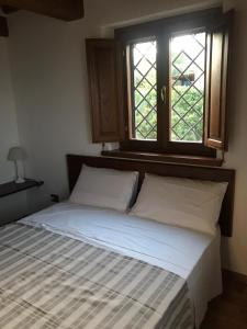 カスティリオーネ・デッラ・ペスカーイアにあるBellavista Prileのベッド1台(枕2つ付)、窓が備わる客室です。