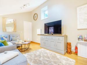 Televiisor ja/või meelelahutuskeskus majutusasutuses Benchmark Cottage