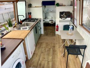 Η κουζίνα ή μικρή κουζίνα στο Pénichette cosy bassins à flots, proche de la cité du vin