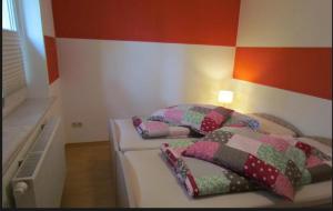 Postel nebo postele na pokoji v ubytování Ferienwohnung am Wolfsberg