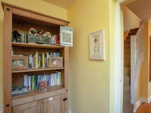 バックファストリーにあるTed 'N' Betty'sの廊下に本が詰まった本棚 +8枚の写真