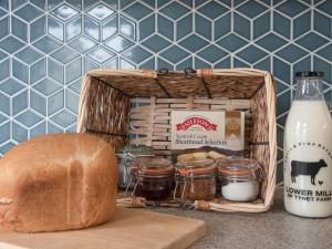 ein Korb mit Brot und anderen Lebensmitteln auf einer Theke in der Unterkunft Three Creeks Cottage in Portknockie
