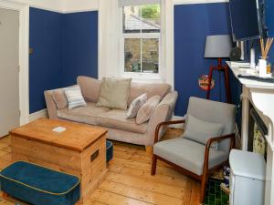 ein Wohnzimmer mit einer Couch und zwei Sesseln in der Unterkunft The Physicians House in Alnwick