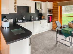 Kuchyň nebo kuchyňský kout v ubytování Ashknowe Log Cabin - S4590