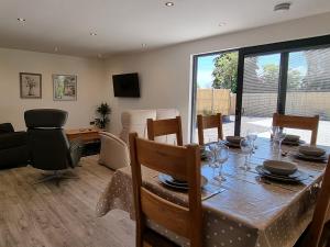 TV a/nebo společenská místnost v ubytování Dronefield Lodge