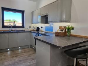 Kuchyň nebo kuchyňský kout v ubytování Dronefield Lodge