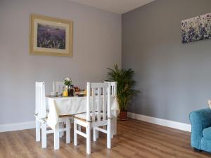 Un comedor blanco con una mesa y sillas. en The Lookout - Uk35022, en Hope under Dinmore 23 fotos más