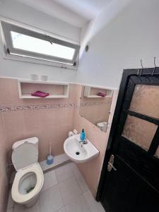 une petite salle de bain avec toilettes et lavabo dans l'établissement TISLIT Surf Taghazout, à Taghazout
