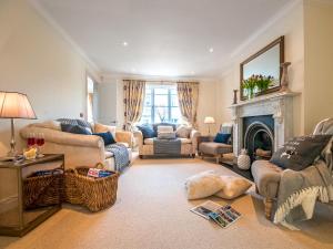 een woonkamer gevuld met meubels en een open haard bij Haven's Rest in Walton West